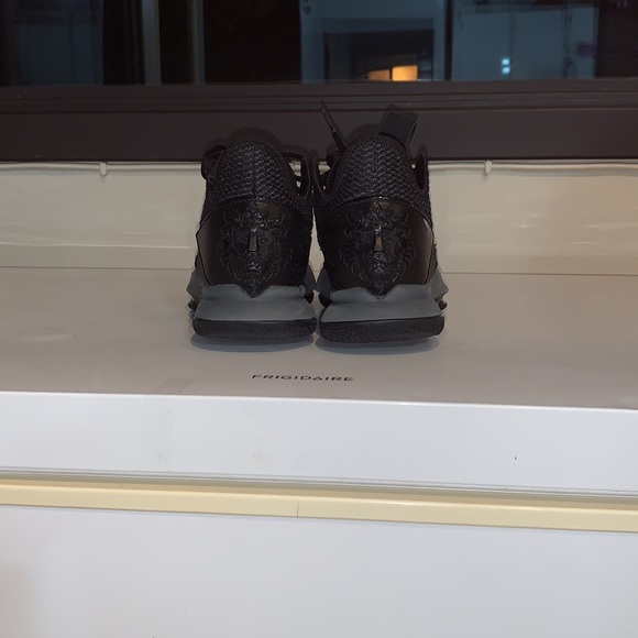 Nike basketball shoes worn very few times and in good condition - Picture 3 of 4